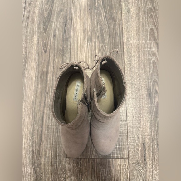 Saks Fifth Avenue Women’s Beige Suede Booties Size 8.5 - Picture 3 of 8